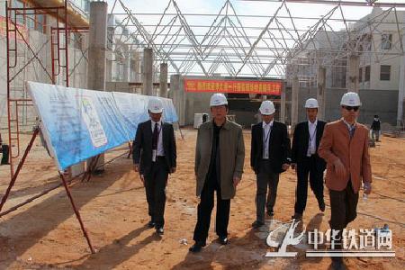 中国驻沙特大使李成文一行到沙特200所学校项目工地视察