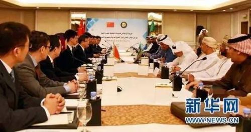 ▲资料图片：2016年12月19日，中国和海湾阿拉伯国家合作委员会（海合会）第九轮自贸区谈判在沙特阿拉伯首都利雅得举行。中国商务部副部长王受文与海合会自贸区谈判总协调人、沙特财政副大臣巴兹分别率团出席此轮谈判。