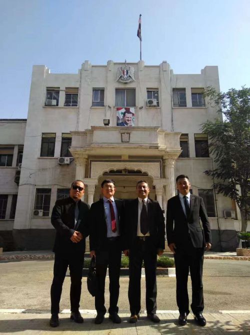 秦勇在战争废墟上和霍姆斯省政府共同讨论战后重建合作事宜