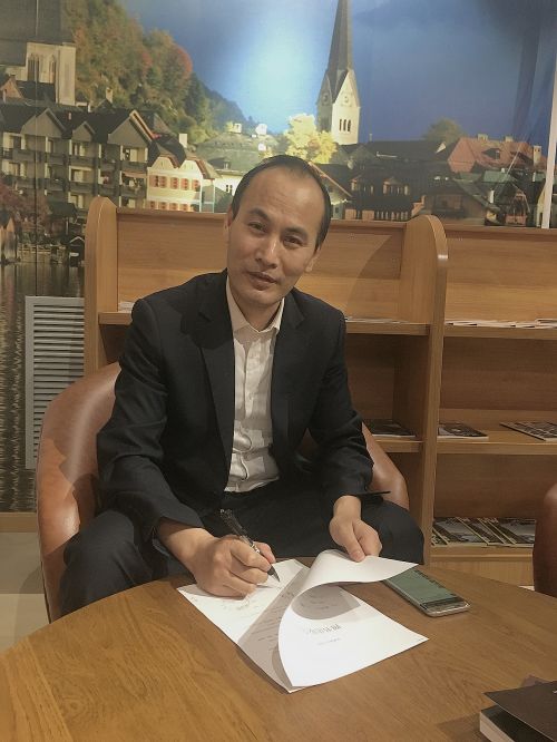 秦勇与世界知识出版社签订出版合同 将正式出版十二周年纪念画册