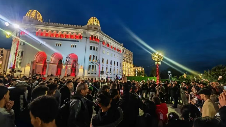 阿尔及利亚首次点亮“中国红”